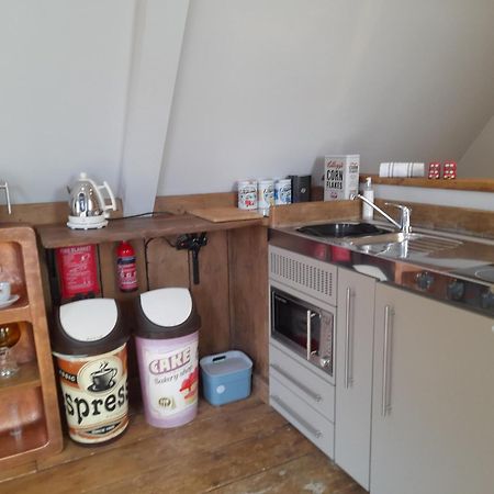 Quaint Studio Loft Room Nr Hampton Court Thames Ditton Kültér fotó