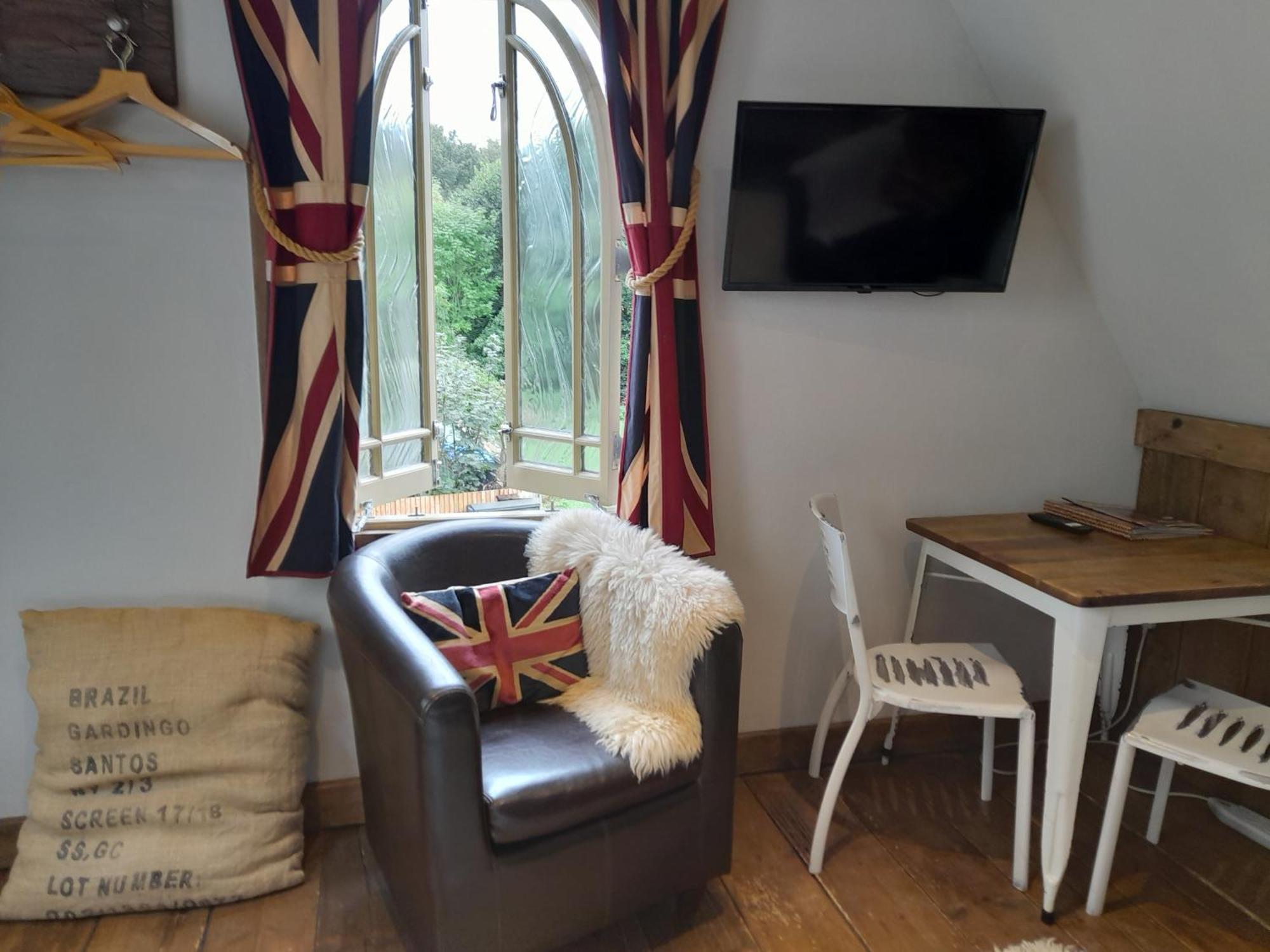 Quaint Studio Loft Room Nr Hampton Court Thames Ditton Kültér fotó