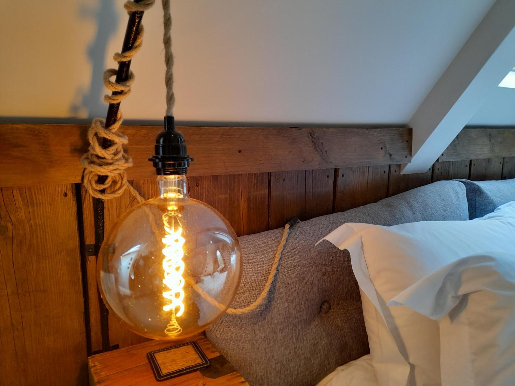 Quaint Studio Loft Room Nr Hampton Court Thames Ditton Kültér fotó