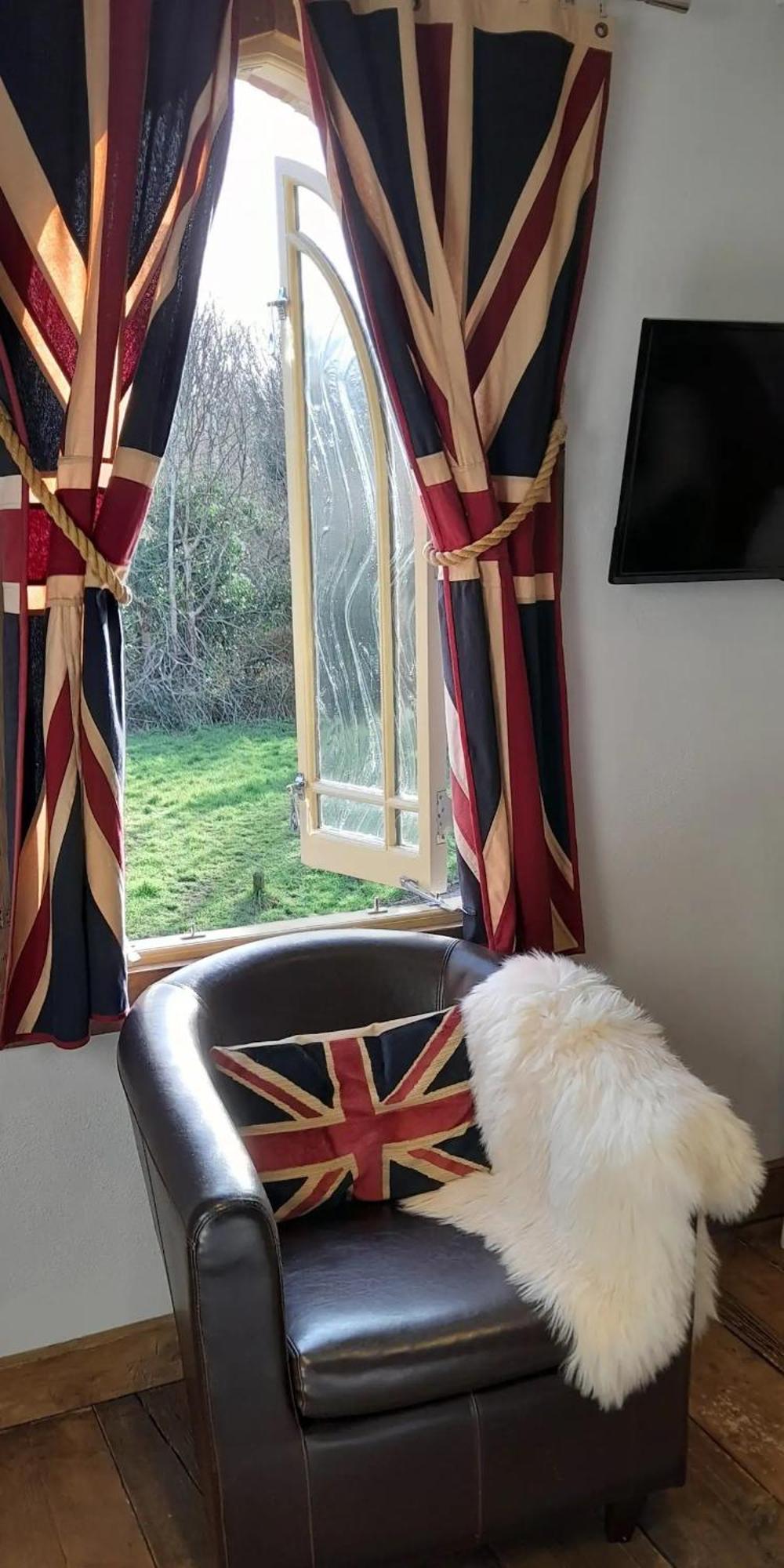Quaint Studio Loft Room Nr Hampton Court Thames Ditton Kültér fotó
